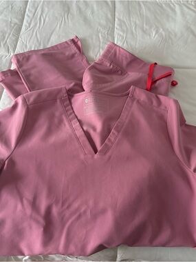 Figs Women's Scrub Set in Pink